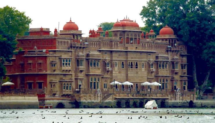 hotels for perfect destination wedding,destination wedding in india,city palace,udaipur,kumarakom lake resort,kumarkom,gajner palace,udaipur,the leela,kovalam,mayfair spa resort,gangtok,fateh garh,udaipur