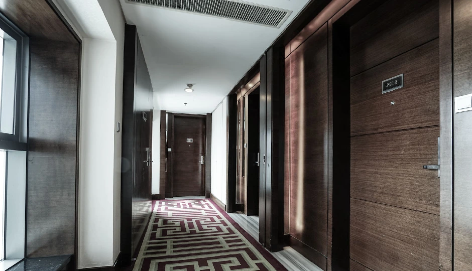 होटल का कौन-सा फ्लोर होता है सबसे सुरक्षित? सफर करने वालों के लिए ज़रूरी गाइड