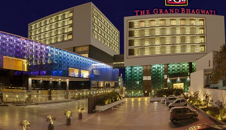 hotels where bollywood movies have been shot,heritage hotels,hotel clarks shiraz,the grand bhagwati hotel at jabalpur,the gateway hotel at pangong tso,hotel peter hoff at shimla,neemrana fort palace at alwar,lawrence girls high school at lovedale,ooty,heritage village club at dalhousie