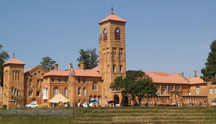 hotels where bollywood movies have been shot,heritage hotels,hotel clarks shiraz,the grand bhagwati hotel at jabalpur,the gateway hotel at pangong tso,hotel peter hoff at shimla,neemrana fort palace at alwar,lawrence girls high school at lovedale,ooty,heritage village club at dalhousie