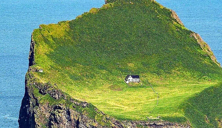 दुनिया के सबसे अकेले आइलैंड पर हैं एक घर, आखिर कहां की है ये वायरल फोटो 