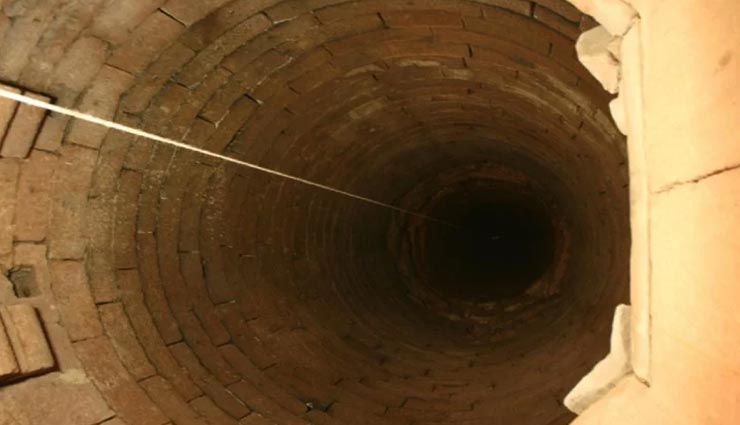 'नर्क का द्वार' है यह रहस्यमयी गड्ढा, इसके छिपे रहस्य के बारे में कोई नहीं जान पाया weird news,weird home,the houska castle,czech republic,mysterious bottomless pit,gateway to hell