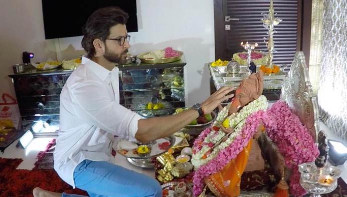 Ganesh Chaturthi 2018: ऋतिक रोशन ने किया 'गणपति' का स्वागत, बप्पा के दर्शन के लिए बहन अर्पिता के घर पहुंचे सलमान खान, तस्वीरे bollywood,ganesh chaturthi 2018,Hrithik Roshan,vivek oberoi,sanjay dutt,ganesh pooja,ganpati