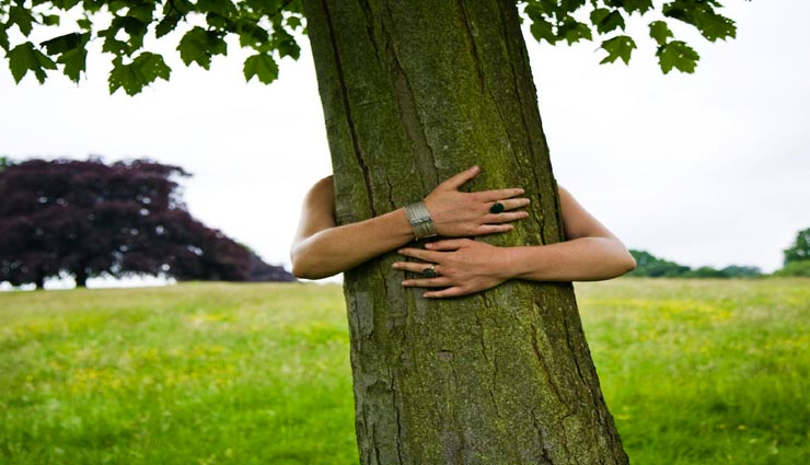 कोरोना के चलते नहीं लगा पा रहे अपनों को गले, कर सकते हैं ये काम