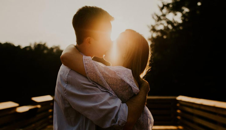 partner after a fight,relationship,love,romance,fight between couple,relive the old moments,love-letters over sms,keep the communication on,look for ways to spend time together,love with hugs and kisses,simple relationship tips,couple love