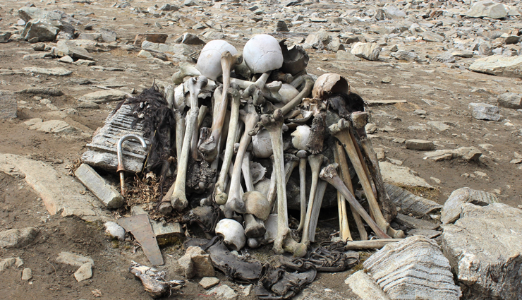 places filled with human remains,tourist attractions,roopkund lake,pompeii,sac uayum,the great wall of china,sedlec ossuary,tower of london