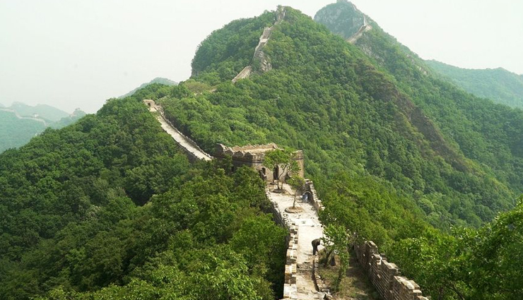 places filled with human remains,tourist attractions,roopkund lake,pompeii,sac uayum,the great wall of china,sedlec ossuary,tower of london