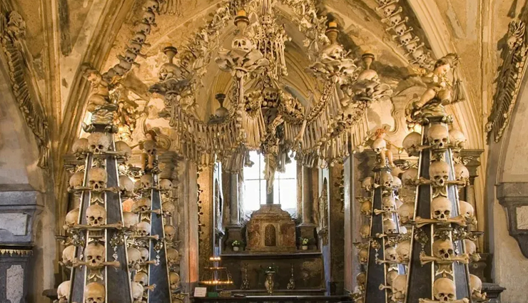 places filled with human remains,tourist attractions,roopkund lake,pompeii,sac uayum,the great wall of china,sedlec ossuary,tower of london