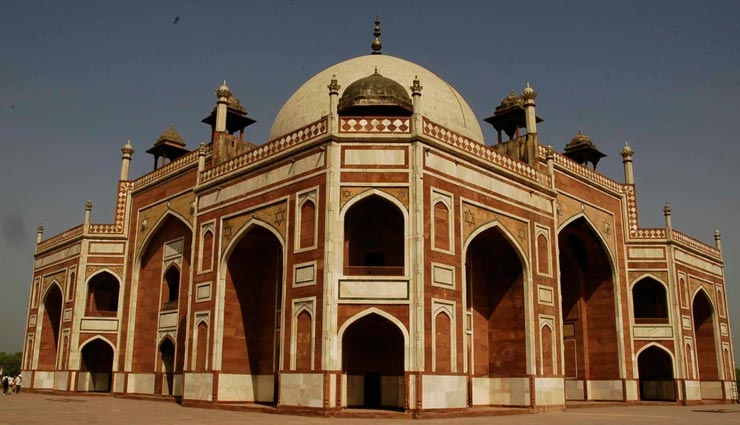 tourist places,indian tourist places,historic buildings,beauty of buildings,taj mahal,khajuraho temple,humayun maqbara,mahabat maqbara,mysore palace