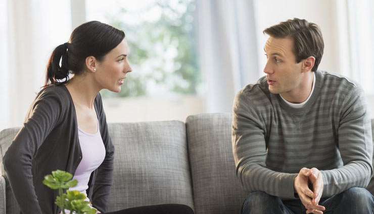 पत्नियों  की इन आदतों से परेशान रहते  हैं पति , रिश्तों में आती हैं दूरियां 