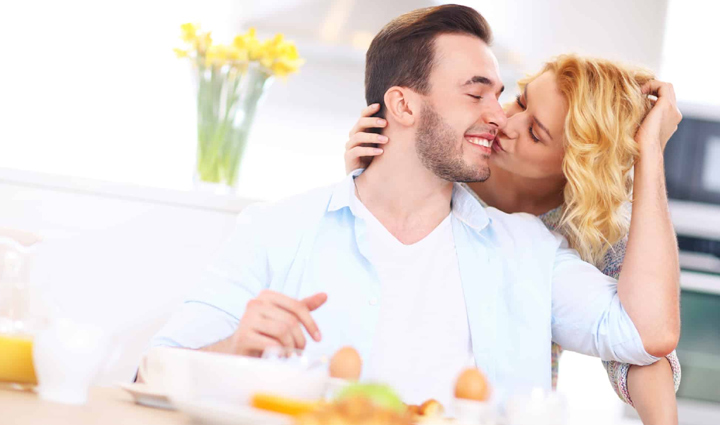 इन 8 तरीकों से करें अपने पति को इम्प्रेस, मजबूत होगा दाम्पत्य जीवन