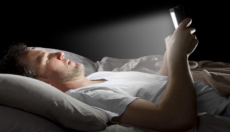 पत्नी के सोते ही पति करने लगता था यह काम, रिश्तों को किया शर्मसार weird news,weird story,weird work of husband,man stealing wifes friend private photos,uae