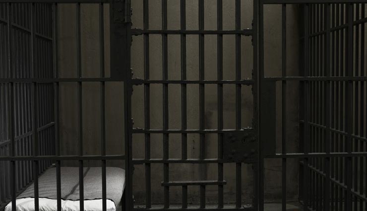 पत्नी के सोते ही पति करने लगता था यह काम, रिश्तों को किया शर्मसार weird news,weird story,weird work of husband,man stealing wifes friend private photos,uae