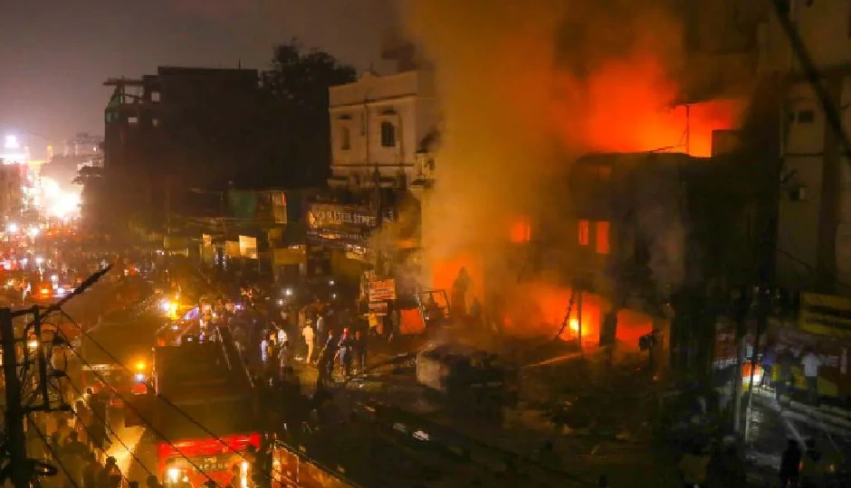 हैदराबाद: इलेक्ट्रॉनिक शोरूम में आग और धमाके से युवक की मौत, मालिक समेत 7 लोग घायल