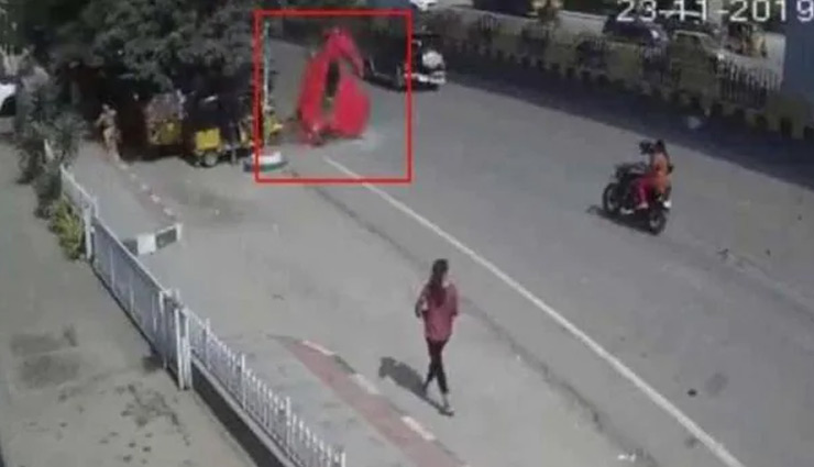 जब फ्लाई ओवर से हवा में उड़ती हुई नीचे गिरी कार, वीडियो देख रोंगटे खड़े हो जायेंगे आपके