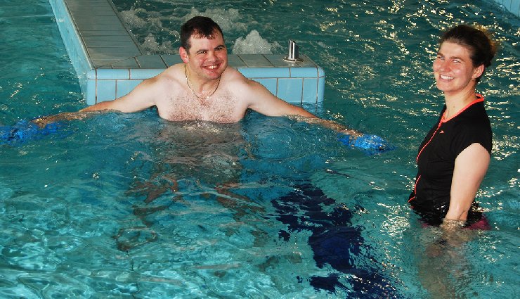 finger swelling causes,home remedies for swollen fingers,pain relief for fingers,inflammation in fingers,swollen finger treatment,fluid retention in fingers,finger injury remedies,finger sprain relief,high salt intake effects,rheumatoid arthritis finger swelling,natural treatments for finger pain,swollen finger due to infection