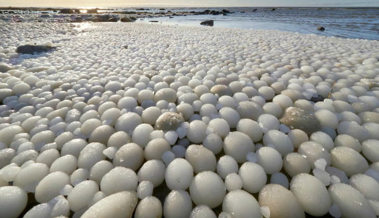 फिनलैंड के बीच पर मिलें अंडे के आकार के हजारों की तादाद में दुर्लभ बर्फ के गोले