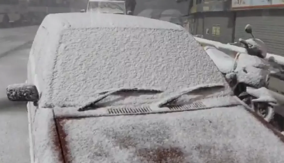 हिमाचल प्रदेश: शिमला-मनाली में आंधी के साथ बर्फबारी, कांगड़ा-चंबा में बारिश से जनजीवन प्रभावित