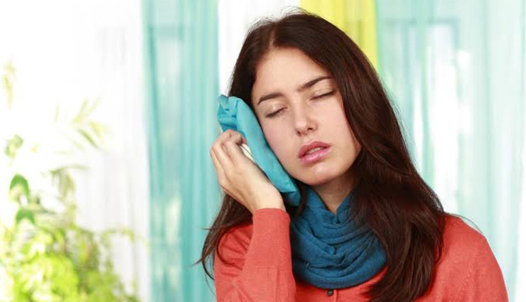 pimple in ear,remedies to treat pimple in ear,pimple problem in ear,warm compress,ice pack,honey and cinnamon,tea tree oil,turmeric,beauty,beauty tips