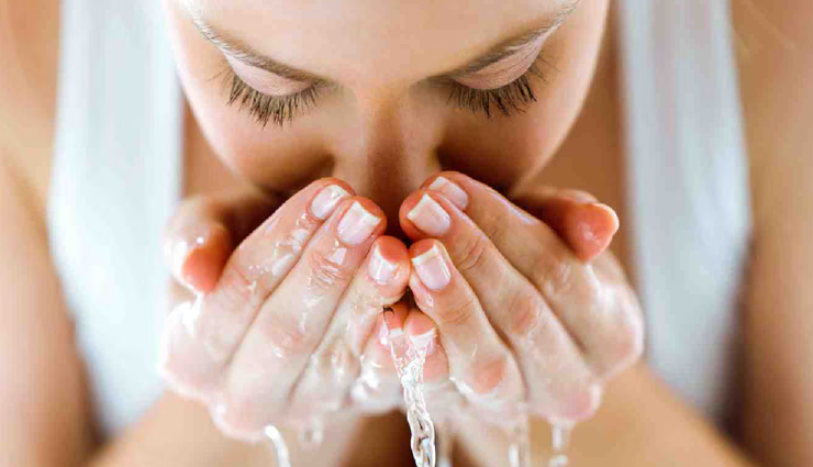 ice water facial,benefits of ice water for skin,tighten pores with ice,reduce puffiness with ice,ice cube massage for face,natural skin rejuvenation,improve skin circulation,refreshing skincare routine,ice water skincare,easy beauty rituals,healthy radiant skin