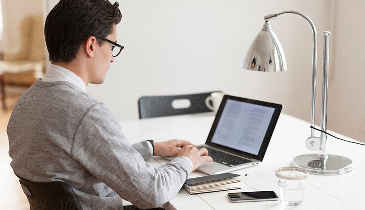 देर तक लैपटॉप पर काम करना बनता है आँखों की जलन का कारण, इन नुस्खो की मदद से दे इन्हें आराम