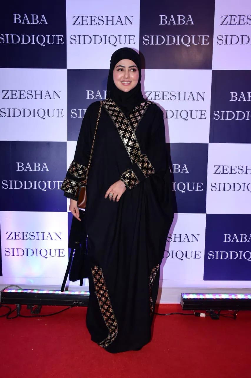 baba siddiqui iftar party,bollywood celebs in baba siddiqui iftar party,salman khan in baba siddiqui iftar party,salman khan in baba siddiqui iftar party,entertainment