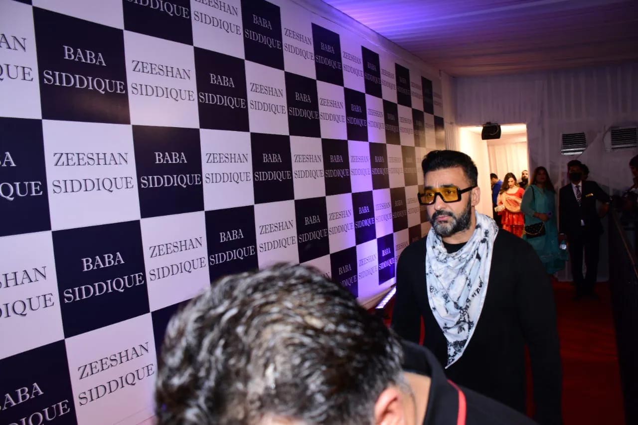 baba siddiqui iftar party,bollywood celebs in baba siddiqui iftar party,salman khan in baba siddiqui iftar party,salman khan in baba siddiqui iftar party,entertainment