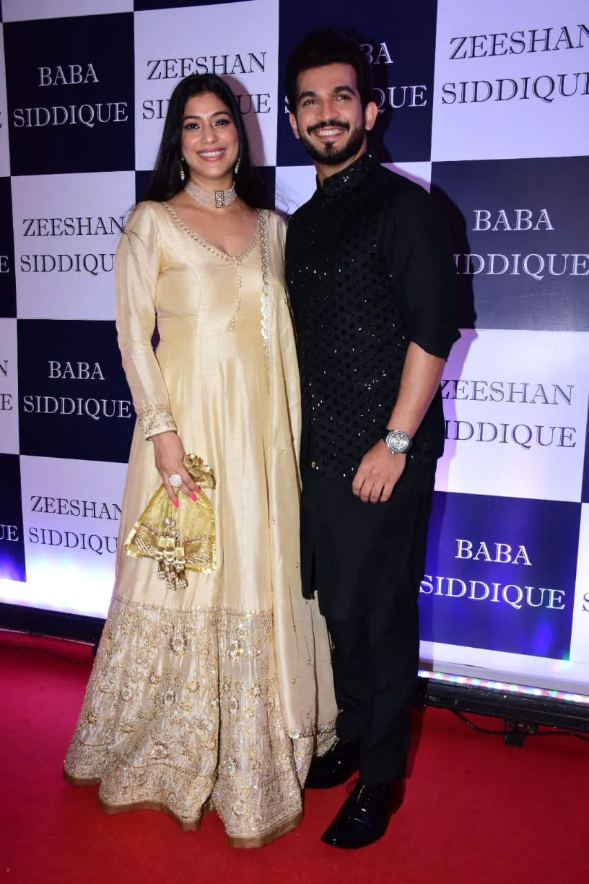 baba siddiqui iftar party,bollywood celebs in baba siddiqui iftar party,salman khan in baba siddiqui iftar party,salman khan in baba siddiqui iftar party,entertainment
