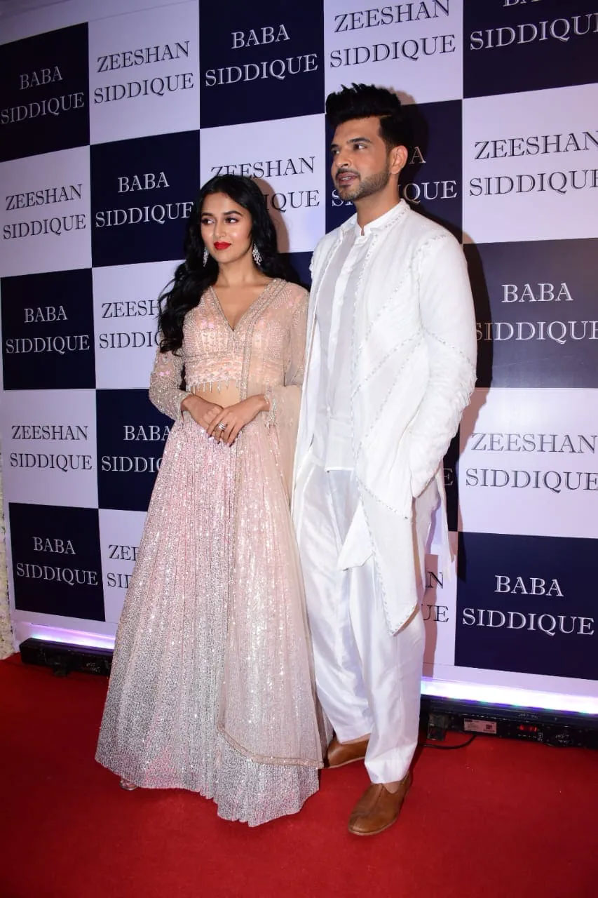 baba siddiqui iftar party,bollywood celebs in baba siddiqui iftar party,salman khan in baba siddiqui iftar party,salman khan in baba siddiqui iftar party,entertainment