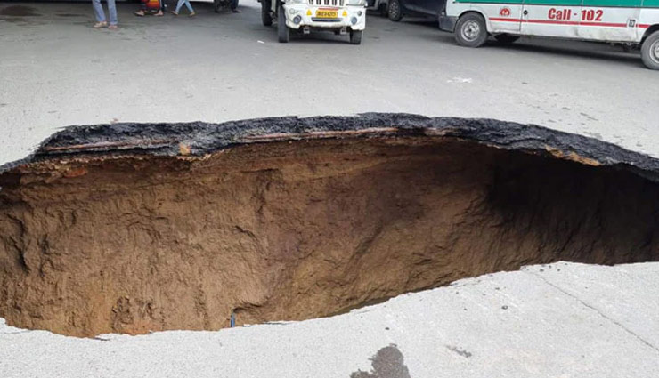 दिल्ली : खाईं में बदली IIT फ्लाईओवर के नीचे की सड़क, बाल-बाल बचे लोग, तस्वीरों में देखें