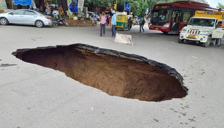 delhi,delhi news,iit flyover,road turned into cave