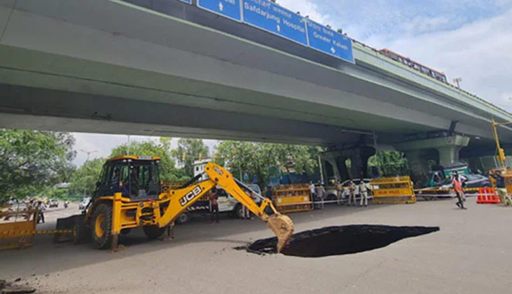 delhi,delhi news,iit flyover,road turned into cave