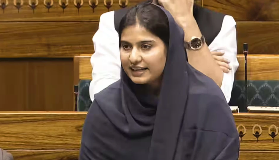 ‘वंदे मातरम्’ के दो शब्दों की गहराई बताई इकरा हसन ने, सोशल मीडिया पर छा गया बयान ‘वंदे मातरम्’ के दो शब्दों की गहराई बताई इकरा हसन ने, सोशल मीडिया पर छा गया बयान