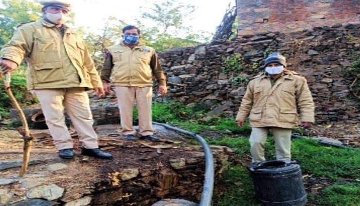 उदयपुर : पुलिस ने दिखाई अवैध शराब के खिलाफ सख्ती, नष्ट की गई 200 लीटर महुआ वाश