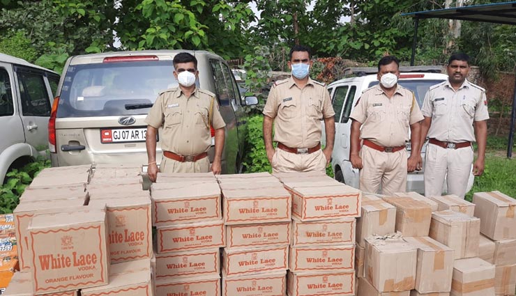 बांसवाड़ा : पुलिस देखती रह गई और झाड़ियों में ओझल हो गया शराब तस्कर, जब्त की 105 कर्टन अंग्रेजी शराब