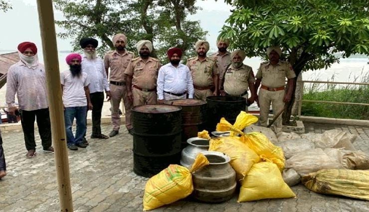 पंजाब : दबिश देकर पुलिस ने पकड़ी 13500 लीटर कच्ची दारू, अवैध शराब से भरी 450 बोतल बरामद