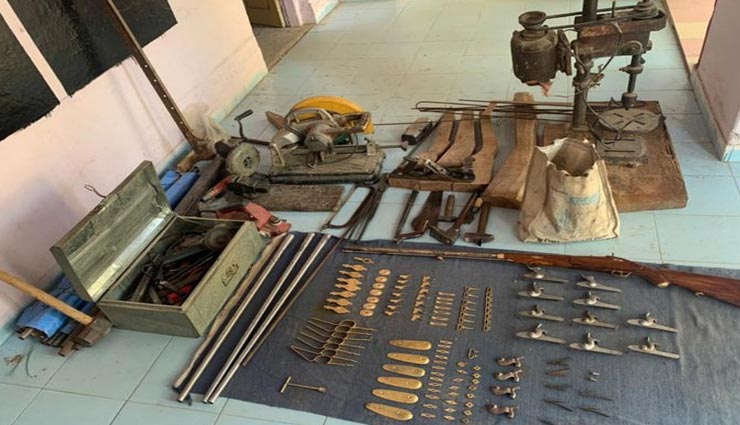 जयपुर : घर में चल रही थी तबाही की फैक्ट्री, पुलिस ने बरामद किए अवैध हथियार बनाने के औजार