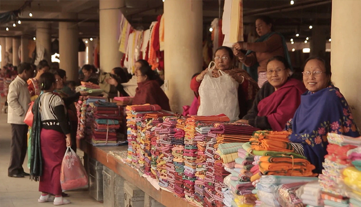 best markets to visit in india,indian market,ima keithel,johari bazaar,chor bazaar,floating vegetable market,kannauj market,dadar flower market,laad bazaar,mahidharpura diamond market street,crawford market,zaveri bazaar,jew town,new market,chandni chowk,daryaganj sunday book market,flea markets,travel,holidays,travel guide,travel tips