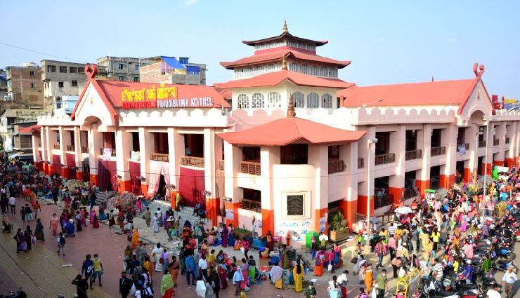 traditional markets in india,new market kolkata,police bazar shillong,floating vegetable market srinagar,janpath delhi,chor bazaar mumbai,ima keithel imphal,kannauj market uttar pradesh,baapu bazaar jaipur,meena bazaar delhi,dadar flower market mumbai