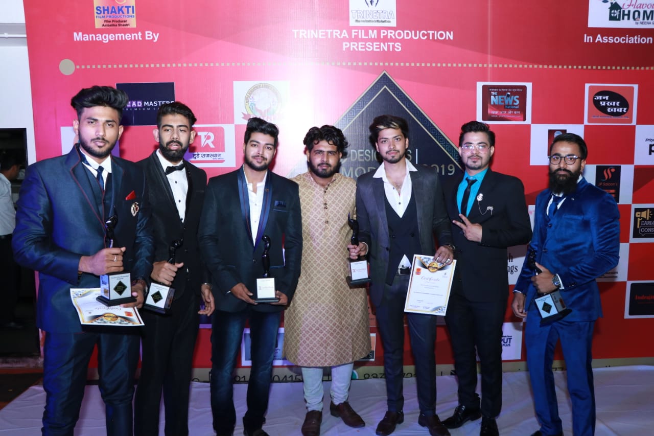 डिजाइनर्स मॉडल्स फैशन अवार्ड में देश भर के डिजाइनर्स मॉडल्स को त्रिनेत्र फिल्म प्रोडक्शन ने किया सम्मानित 