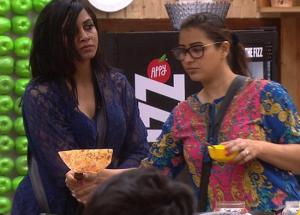 Bigg Boss 11- Arshi Accuses Shilpa Of Giving Her Father Dirty Look