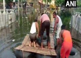 VIDEO- Locals construct makeshift boat to travel through streets in Patna Due To Floods