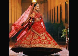 5 Trending Wedding Poses For Brides To Be