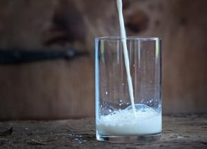 Drink Milk Before Bed for 15 Days and See These Changes in Your Body