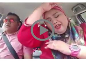 FUNNY VIDEO Get Ready To Laugh, Women Dancing on Bole Chudiyan in Car