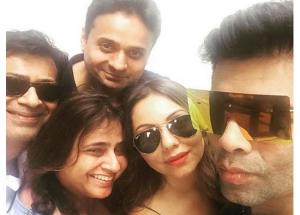 Look How Gauri Is Partying Without SRK
