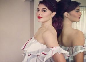 IN PICS Jacqueline Fernandez Stopped The Traffic With Her Lipstick