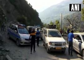 Jammu-Srinagar highway blocked due to massive landslide, thousands of vehicles stranded