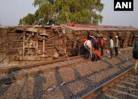 Twelve coaches of the Howrah-New Delhi Poorva Express derailed near Kanpur