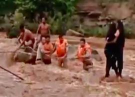 Madhya Pradesh police team rescue two girls who ventured into Pench River to take a selfie, Watch Video